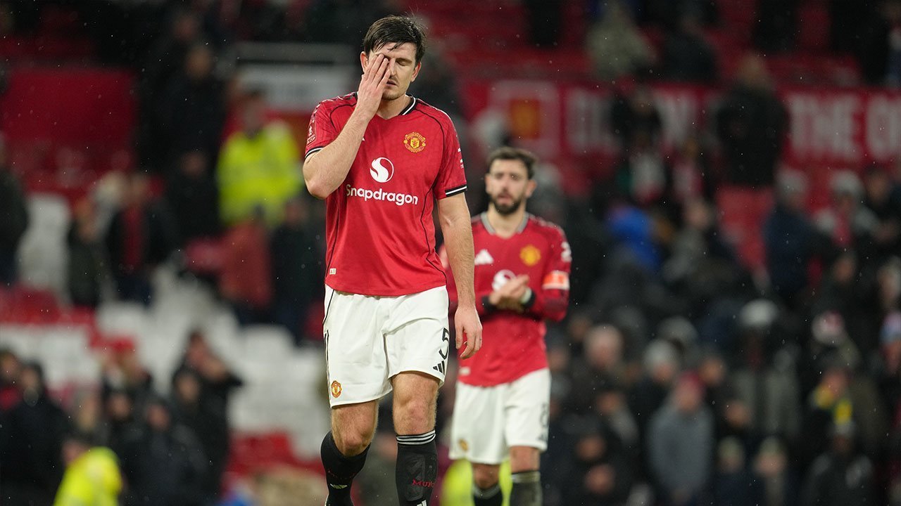 KECEWA: Bek Manchester United, Harry Maguire tampak kecewa setelah dikalahkan Brighton di Piala FA, Minggu (11/1) malam WIB.