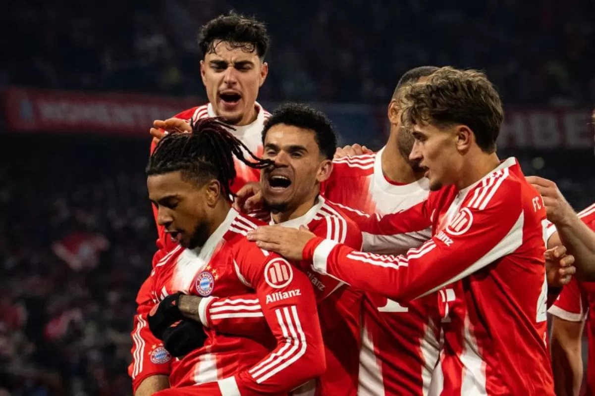 MENANG: Pemain Bayern Munchen merayakan gol pada pertandingan Liga Jerman, Senin (12/1) WIB.