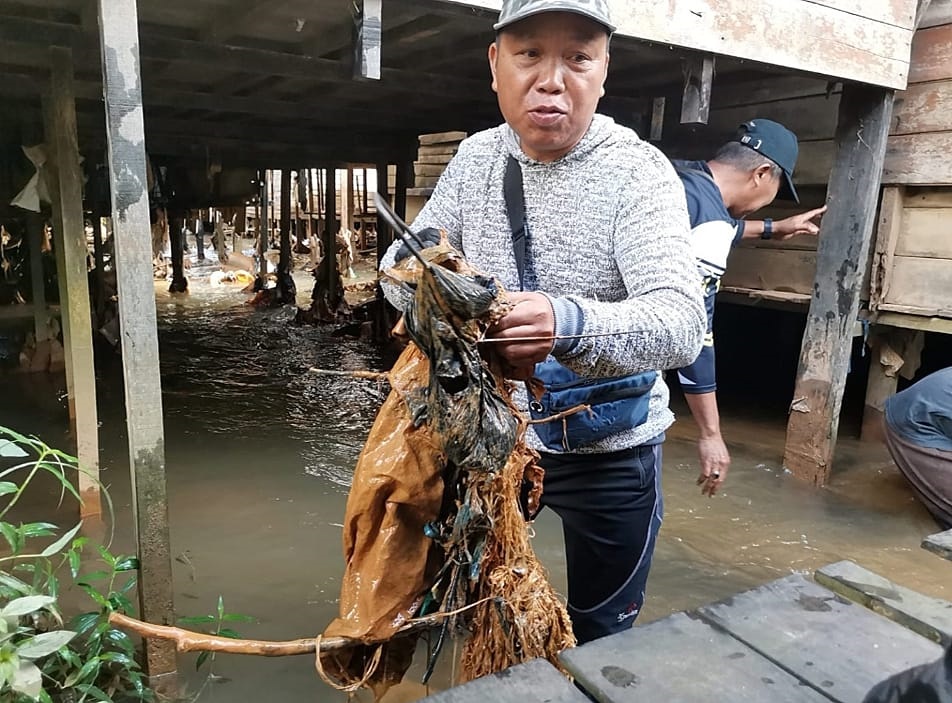RAWAN BANJIR: Warga Cempaka saat melakukan pembersihan di sungai rawan meluap.