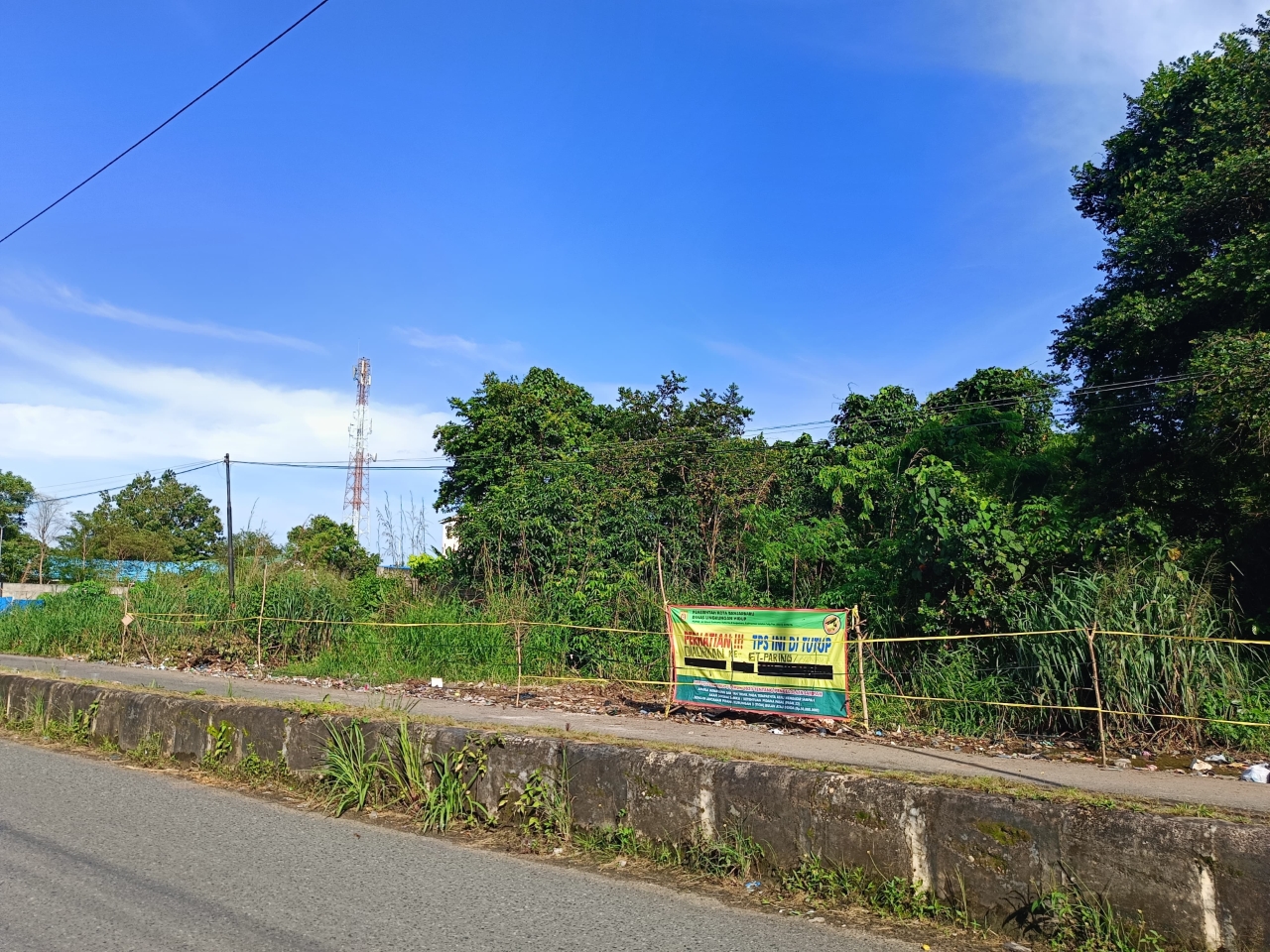 DITUTUP: DLH Banjarbaru menutup TPS Guntung Manggis karena dinilai terlalu dekat dengan badan jalan.