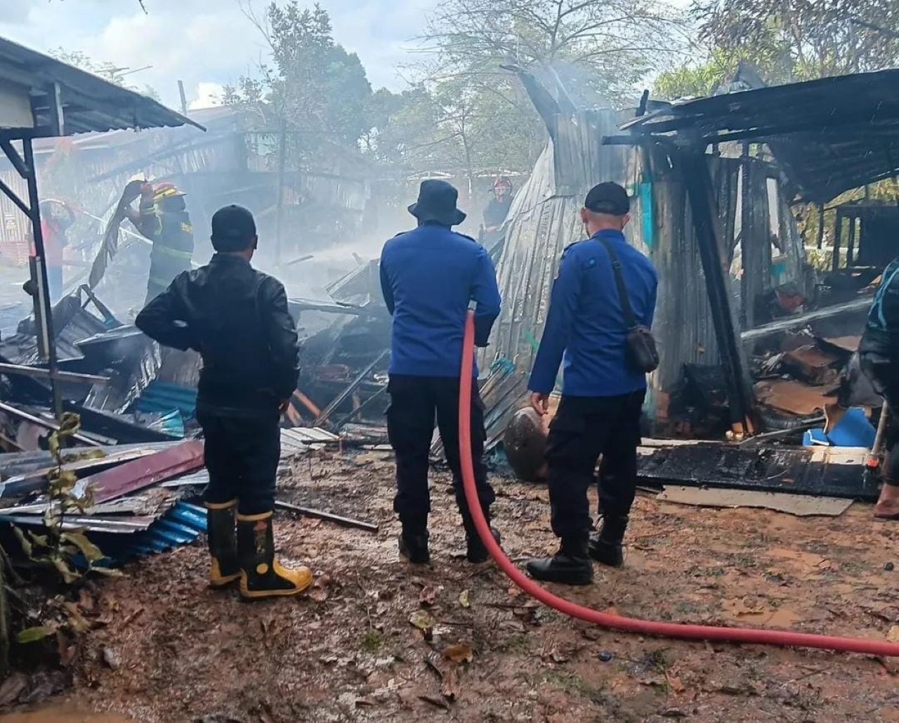TERBAKAR: Kios air isi ulang ludes terbakar pada Sabtu (10/1) sore.