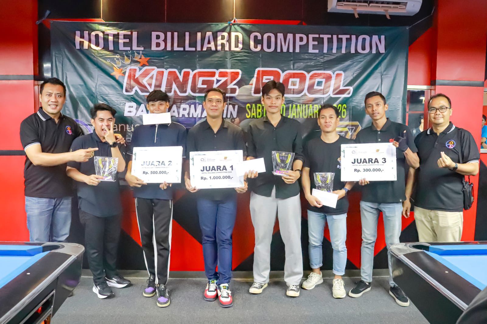 JUARA: Para juara Hotel Billiard Competition 2026 berfoto bersama usai penyerahan penghargaan pada ajang yang digelar BHLC bekerja sama dengan 3 Pilar Banua di Banjarmasin, Sabtu (10/1/2026).