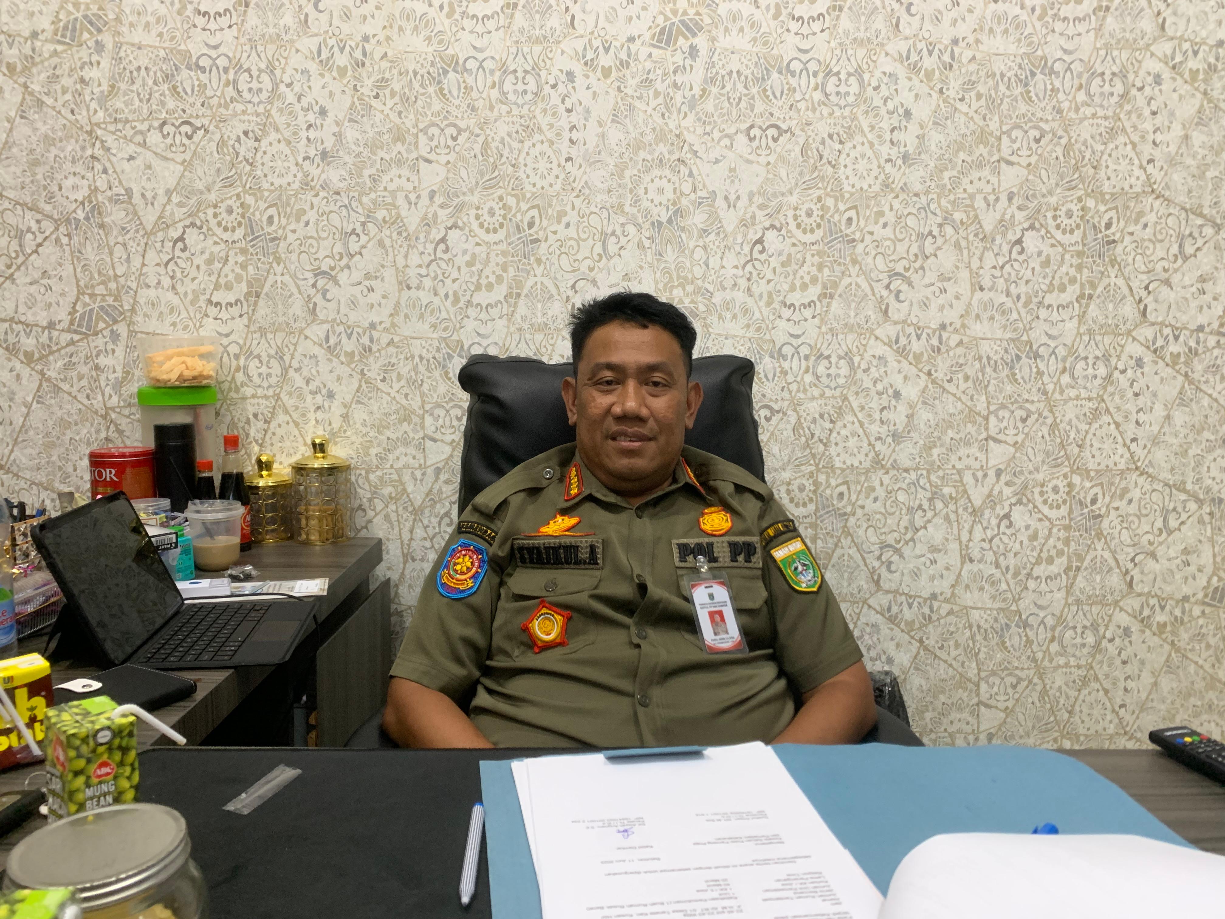 Kasatpol PP dan Damkar Tanah Bumbu, Syaikul Ansari, usai memberi keterangan kepada media. (Foto: Zulqarnain/Radar Banjarmasin)