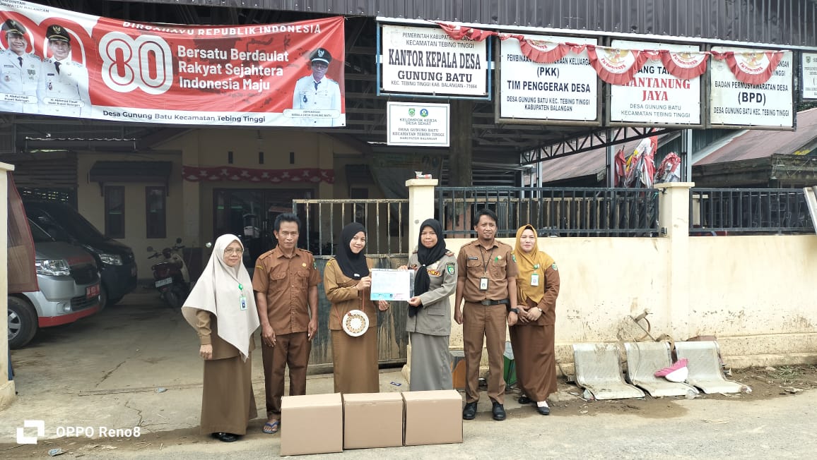 MENYERAHKAN: Plt Kepala Disdukcapil Balangan, Aspariah, menyerahkan dokumen kependudukan kepada perangkat desa untuk dibagikan kepada warga terdampak banjir di Kecamatan Tebing Tinggi.