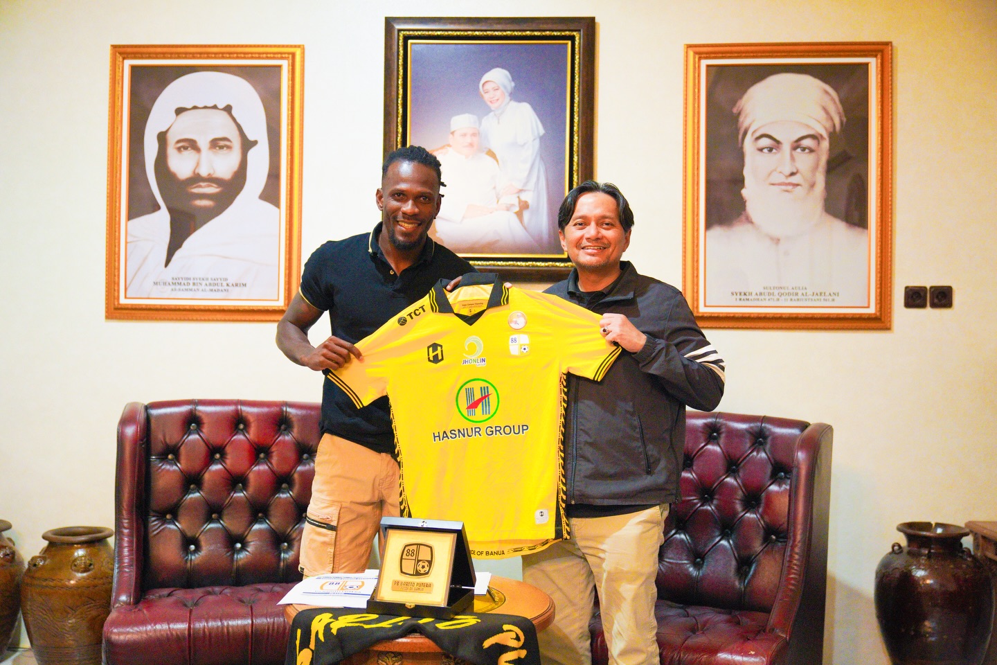 DIPERKENALKAN: Penyerang anyar PS Barito Putera, Cornelius Stewart, diperkenalkan secara resmi untuk memperkuat lini depan pada lanjutan Championship 2025/2026.