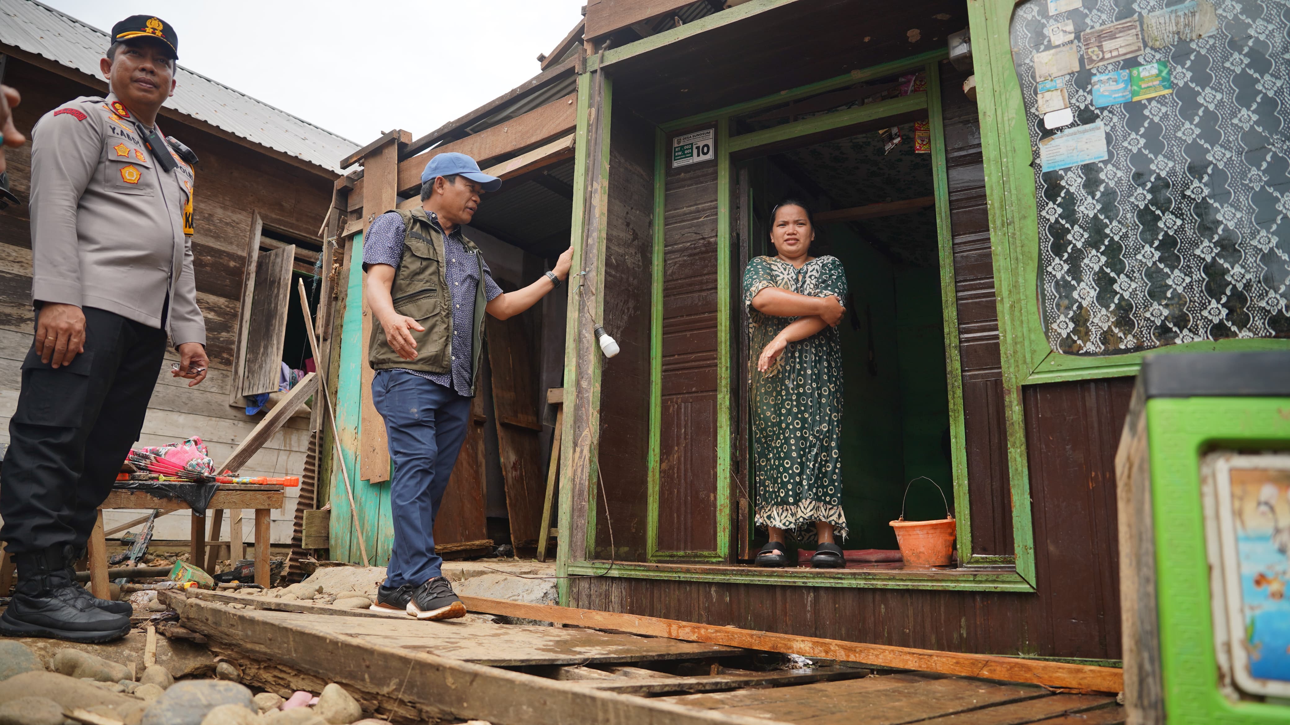 MENINJAU: Bupati Balangan, H Abdul Hadi meninjau rumah warga yang rusak akibat banjir beberapa waktu lalu. (M Dirga/Radar Banjarmasin)