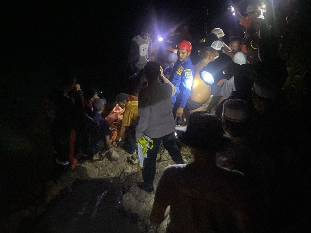 MAKAN KORBAN: Tim gabungan mengevakuasi jasad Elsa Nabila yang tenggelam di lubang bekas&nbsp; tambang di Kecamatan Kintap.
