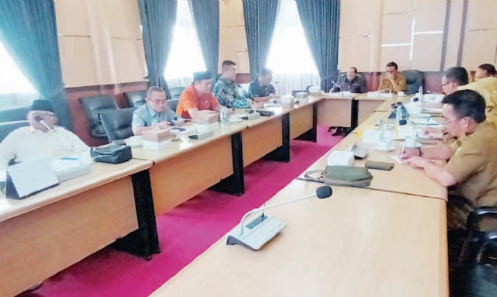 SOROTI PELAYANAN: Jajaran Komisi I DPRD Tabalng saat rapat dengan RSUD H Badarudin Kasim Tanjung.