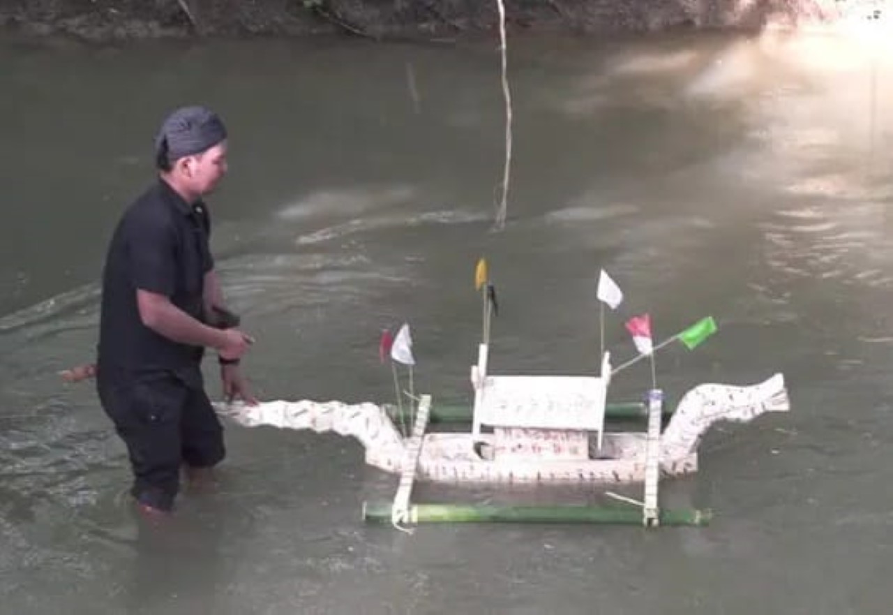 TAWAS JAA : Perahu naga yang dilepas di ritual Tawas Jaa.