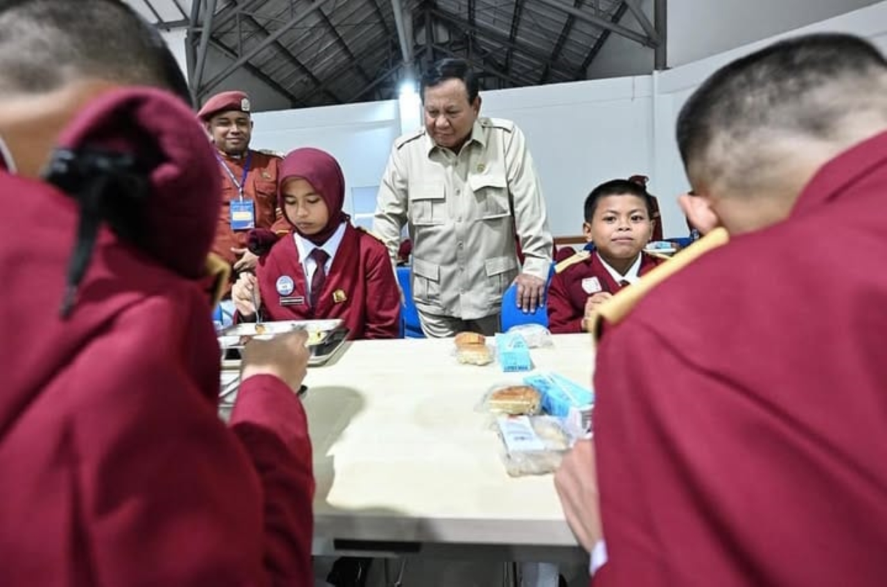 Presiden RI Prabowo Subianto menyampaikan pidato saat peresmian 166 Sekolah Rakyat di Balai Besar Pendidikan dan Pelatihan Kesejahteraan Sosial (BBPPKS), Banjarbaru, Senin (12/1)