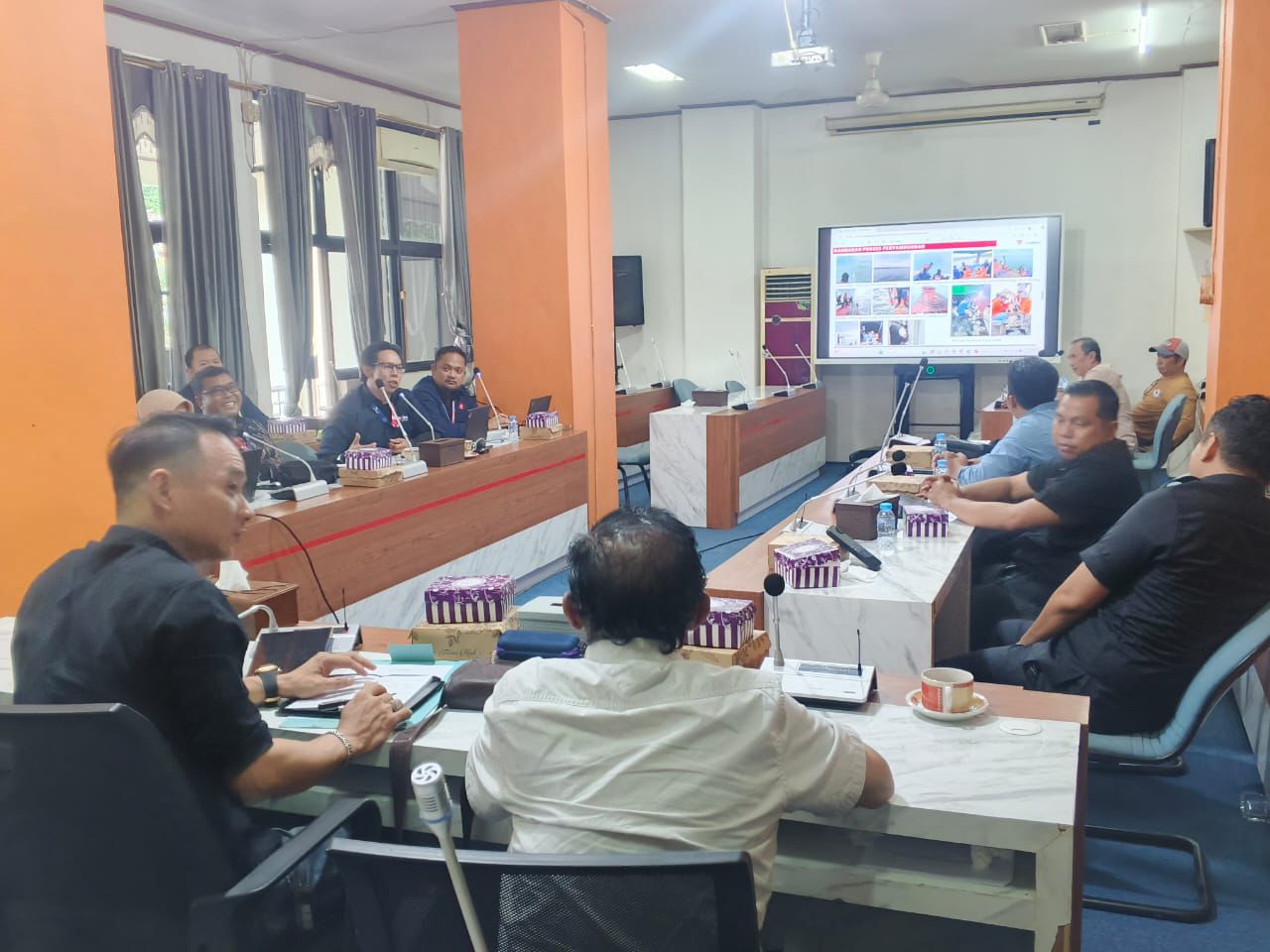 RAPAT: Komisi II DPRD Kotabaru menggelar rapat. Pihak Telkom dipanggil untuk memberikan klarifikasi terkait gangguan jaringan.
