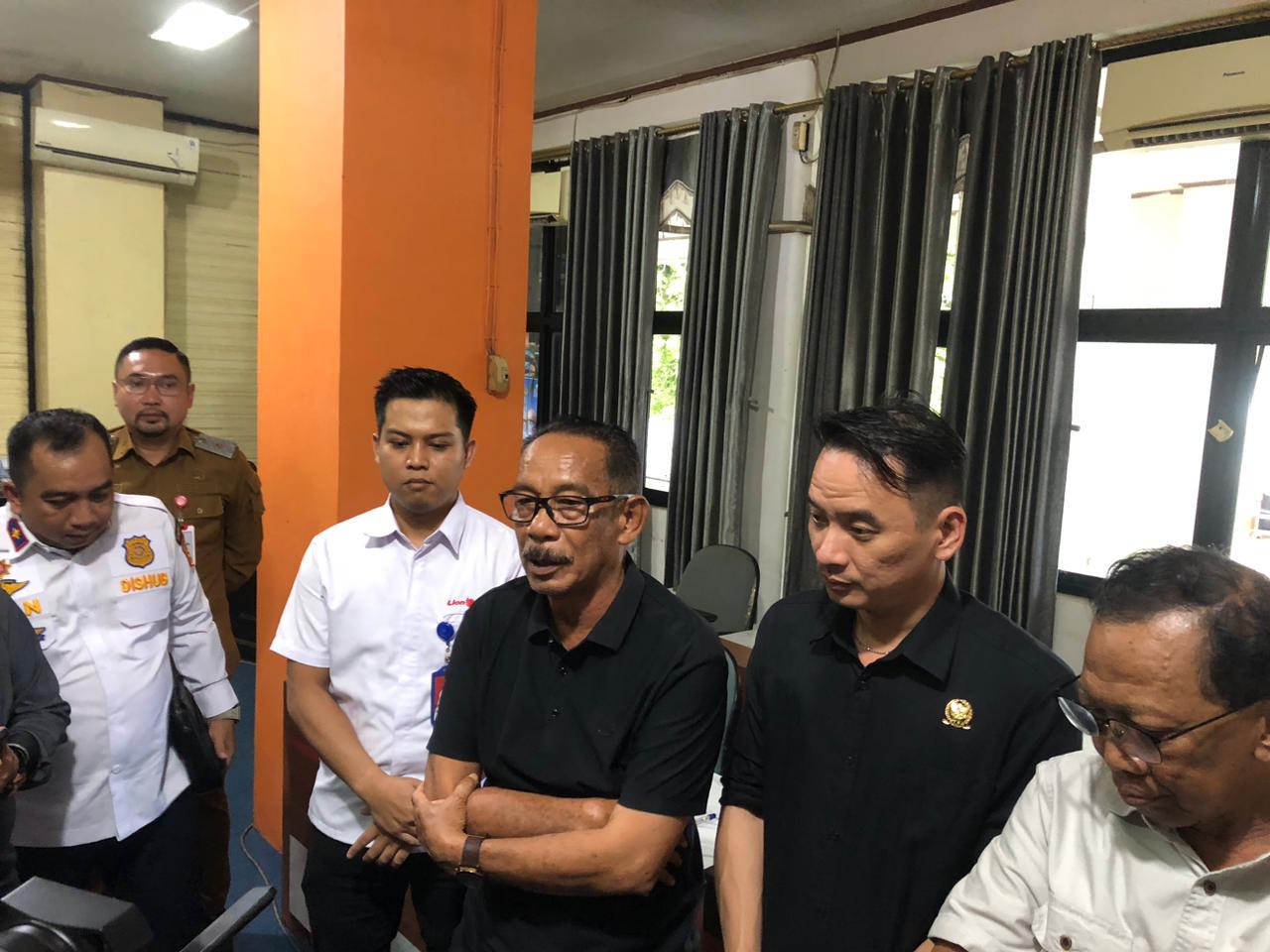 MENJELASKAN: Kadishub, Anggota DPRD Kotabaru dan perwakilan Lion Group menjelaskan dihadapan Radar Banjarmasin.
