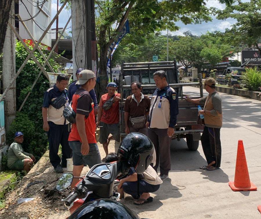 Petugas teknis PT Air Minum Sanggam Balangan melakukan pengecekan jaringan perpipaan.