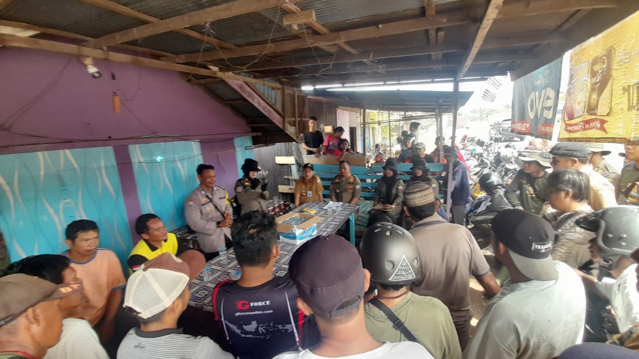 Puluhan warga Sungai Lumbah dan Beringin berdialog dengan Kasat Pol PP dan Camat Alalak terkait rencana normalisasi saluran air, Selasa (13/1/2026).