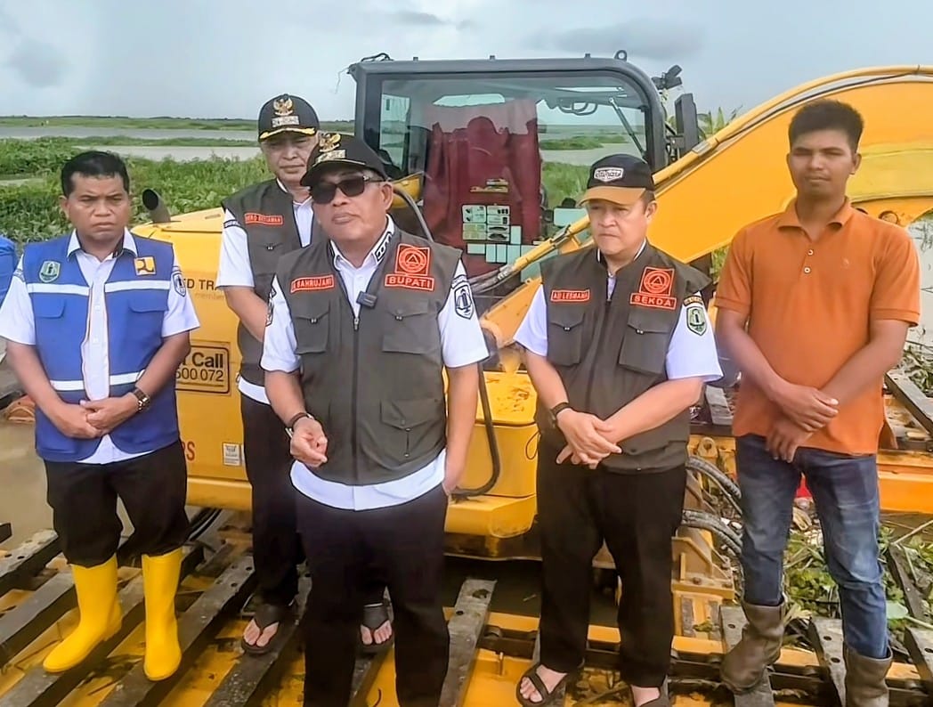 MONITORING: Bupati HSU H Sahrujani dan Wabup Iwan Alabio saat meninjau kegiatan pembersihan alur air di Desa Tuhuran Kecamatan Haur Gading. (Foto: M.Akbar/Radar Banjarmasin)