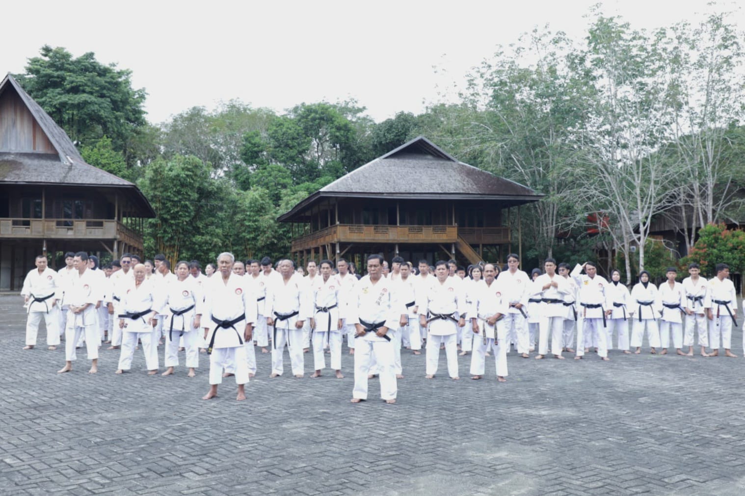 Sejumlah karateka Lemkari Kalsel mengikuti latihan bersama yang dipimpin jajaran Dewan Guru PB Lemkari di kawasan Kiram Park, Minggu (11/1/2026). (dok lemkari)