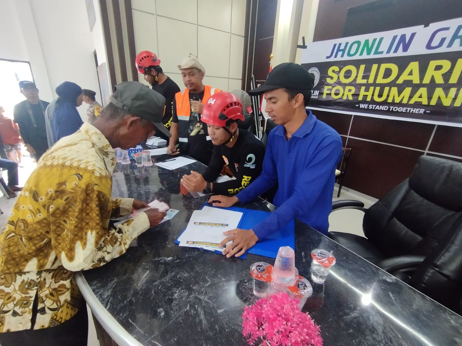 PEDULI BANJIR: Tim Jhonlin Group menyalurkan bantuan kemanusiaan senilai Rp1 miliar kepada warga terdampak banjir di Kecamatan Martapura Barat, Kabupaten Banjar, Kalimantan Selatan.