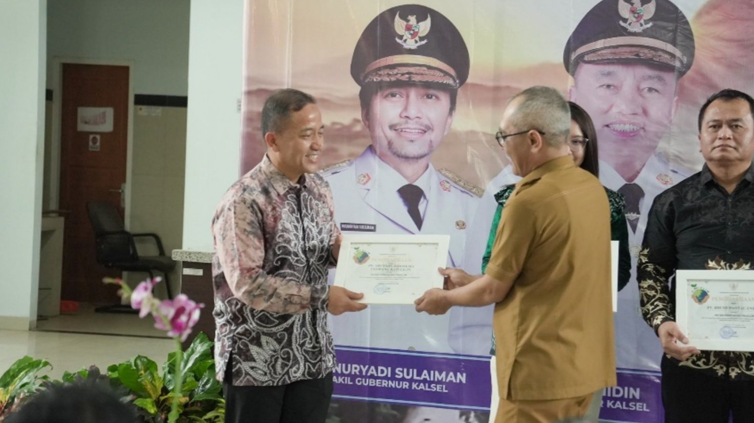 PENCAPAIAN: Manager Tambang Arutmin, Cipto Prayitno, menerima Penghargaan Mitra Pendukung ProKlim dari Kepala Dinas LH Kalsel Rahmat Prapto Udoyo.
