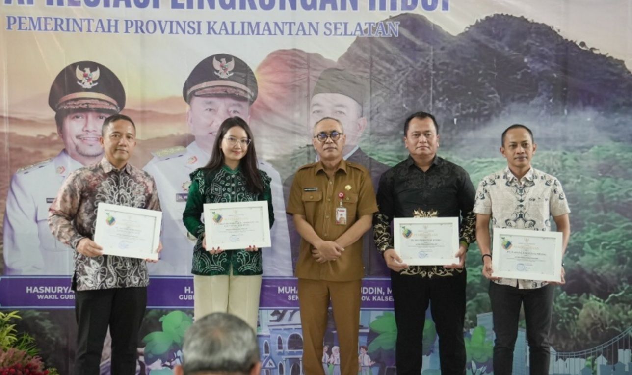 APRESIASI: Kepala Dinas LH Kalsel, Rahmat Prapto Udoyo, bersama para penerima Penghargaan Apresiasi Lingkungan Hidup 2025.