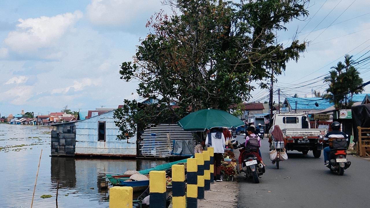 Deretan rumah yang berdiri rapat di tepian Sungai Lulut, Banjarmasin Timur, membuat alur sungai kian menyempit dan berpotensi menghambat aliran air, Selasa (13/1/1/2026) siang.