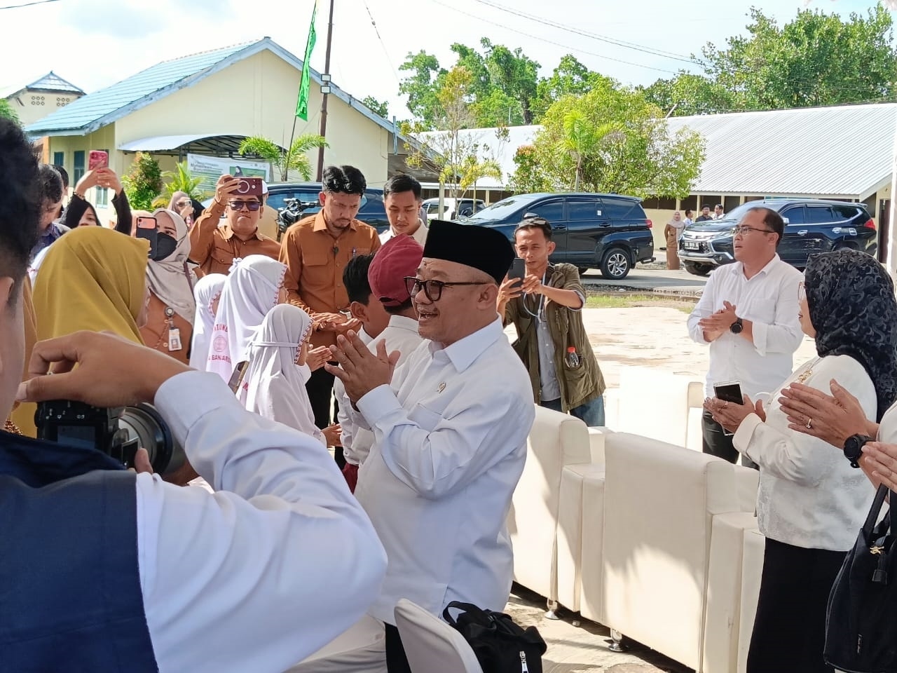REVITALISASI: Menteri Pendidikan Dasar dan Menengah RI Abdul Mu&rsquo;ti usai meresmikan program revitalisasi sekolah di Banjarbaru, Senin (12/1).