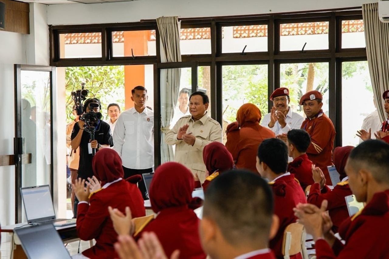 MENYAPA: Presiden Prabowo saat menyapa para siswa Sekolah Rakyat Terintegrasi 9 di Banjarbaru, Senin (12/1).