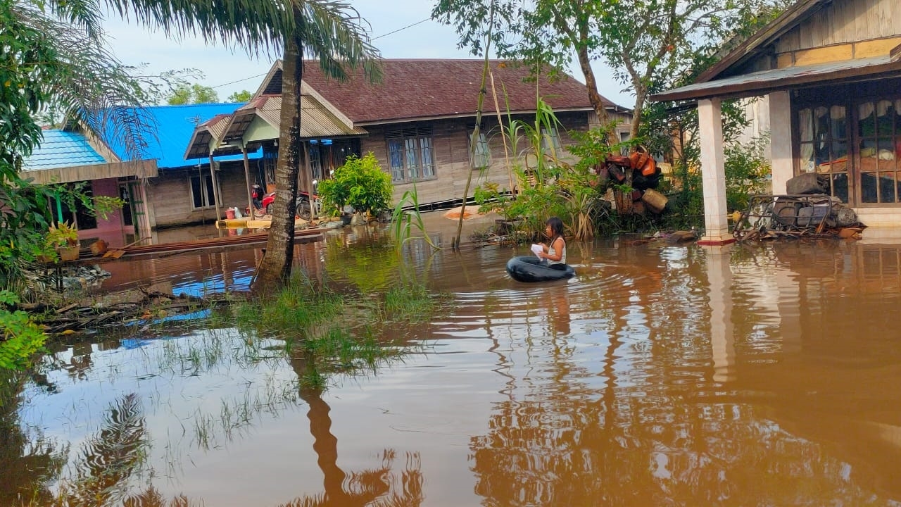 SURUT: Banjir yang merendam kawasan Pengayuan, Landasan Ulin Selatan, Kecamatan Liang Anggang berangsur surut, Selasa (13/1).