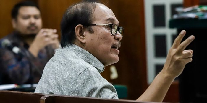 BERSAKSI: Mohammad Yamin, mantan karyawan Jawa Pos saat bersaksi di Pengadilan Negeri Surabaya, Selasa (13/1).
