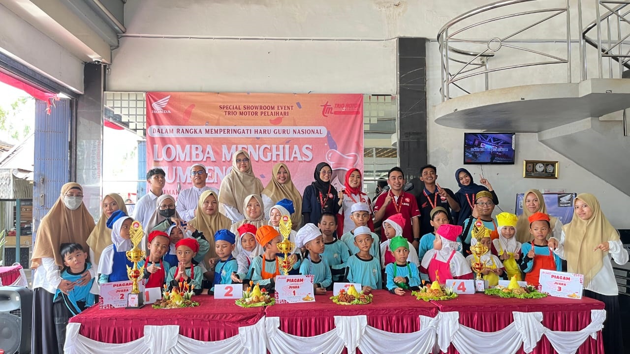 LOMBA: Kegiatan lomba menghias tumpeng yang digelar di Showroom Event di Dealer Trio Motor Pelaihari.