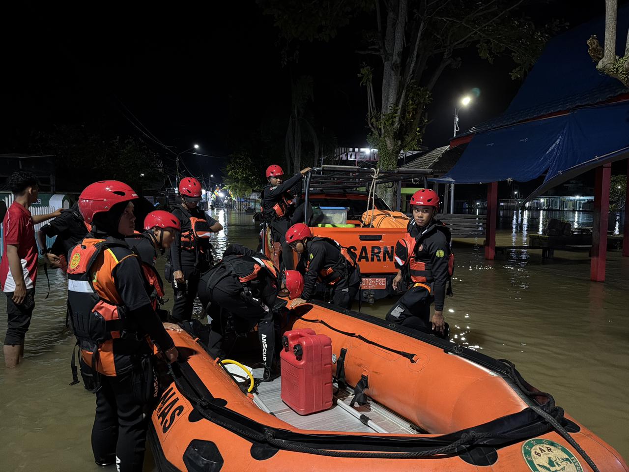 PERSIAPAN: Petugas Basarnas Banjarmasin menyiapkan peralatan operasi pencarian santri yang diduga tenggelam di Sungai Martapura, Selasa (13/1/2026) malam. (KANTOR SAR BANJARMASIN)
