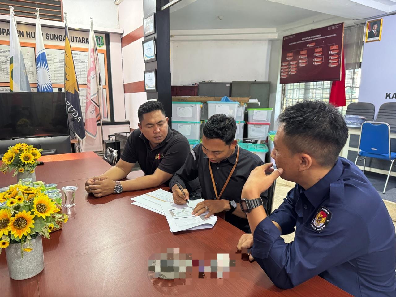 LAPORAN: Pihak Bawaslu HSU saat melaksanakan verifikasi pemutakhiran data parpol yang masuk ke KPU Kabupaten HSU.