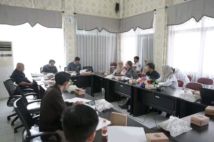 Komisi I DPRD HSS bersama eksekutif membahas Ranperda Penyelenggaraan Kesehatan.(Foto: DPRD HSS)