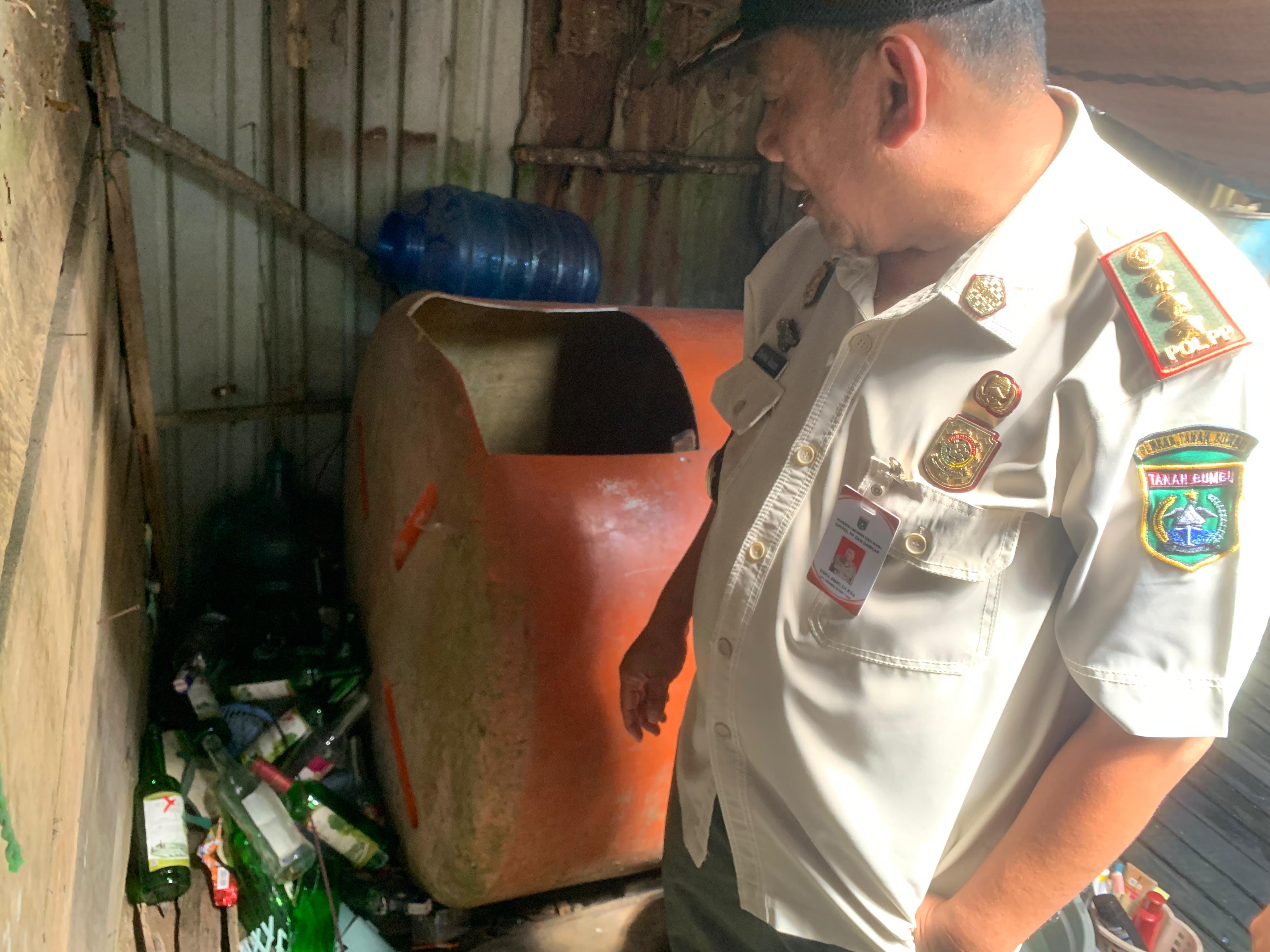 DISISIR: Satpol PP Tanah Bumbu menemukan bekas botol minuman keras saat menyisir salah satu THM di Desa Sarigadung, Kecamatan Simpang Empat, Rabu (14/1). (Foto: Zulqarnain/Radar Banjarmasin)