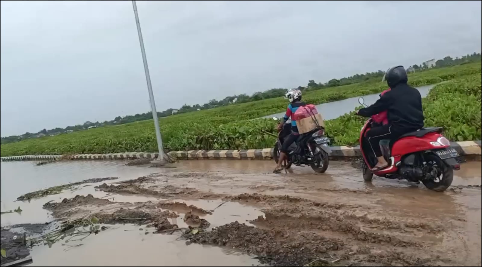 Salah satu titik kerusakan aspal di ruas Jalan Bypass Fakhruddin atau Jalan Tol Amuntai di Kabupaten HSU, yang membahayakan pengendara akibat tertutupi genangan banjir (INSTAGRAM @mantri_penerangan)