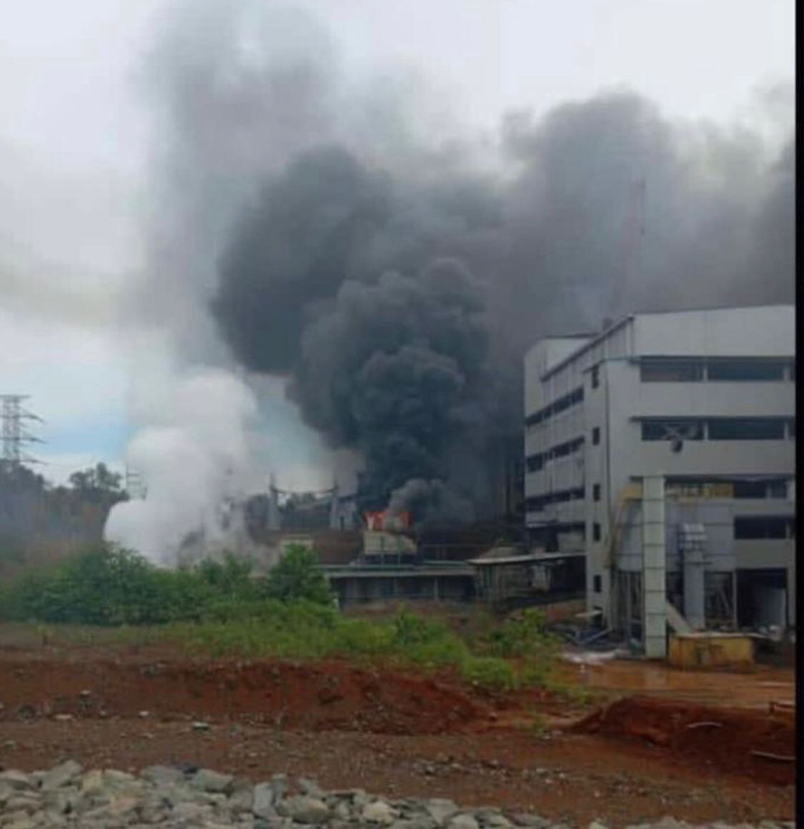 TERBAKAR: Saat terjadinya kebakaran di PT SFP di Pulau Sebuku Kotabaru. Foto: Grup Whatsapp