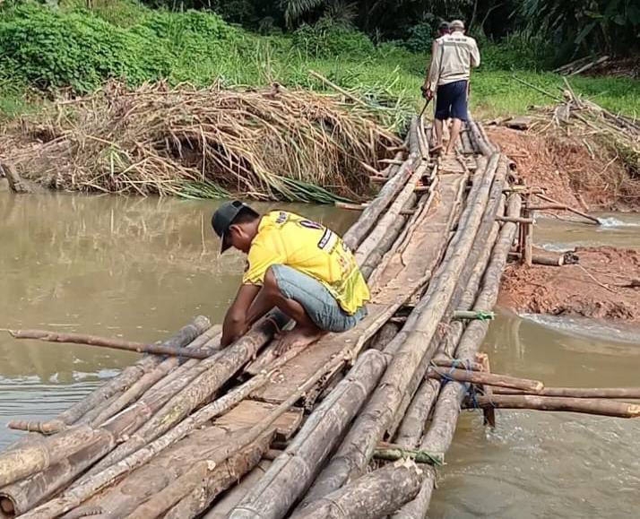 BUATKAN: Warga Desa Baramban Kecamatan Piani Kabupaten Tapin minta dibuatkan jembatan permanen. Foto Rustan Nawawi for Radar Banjarmasin