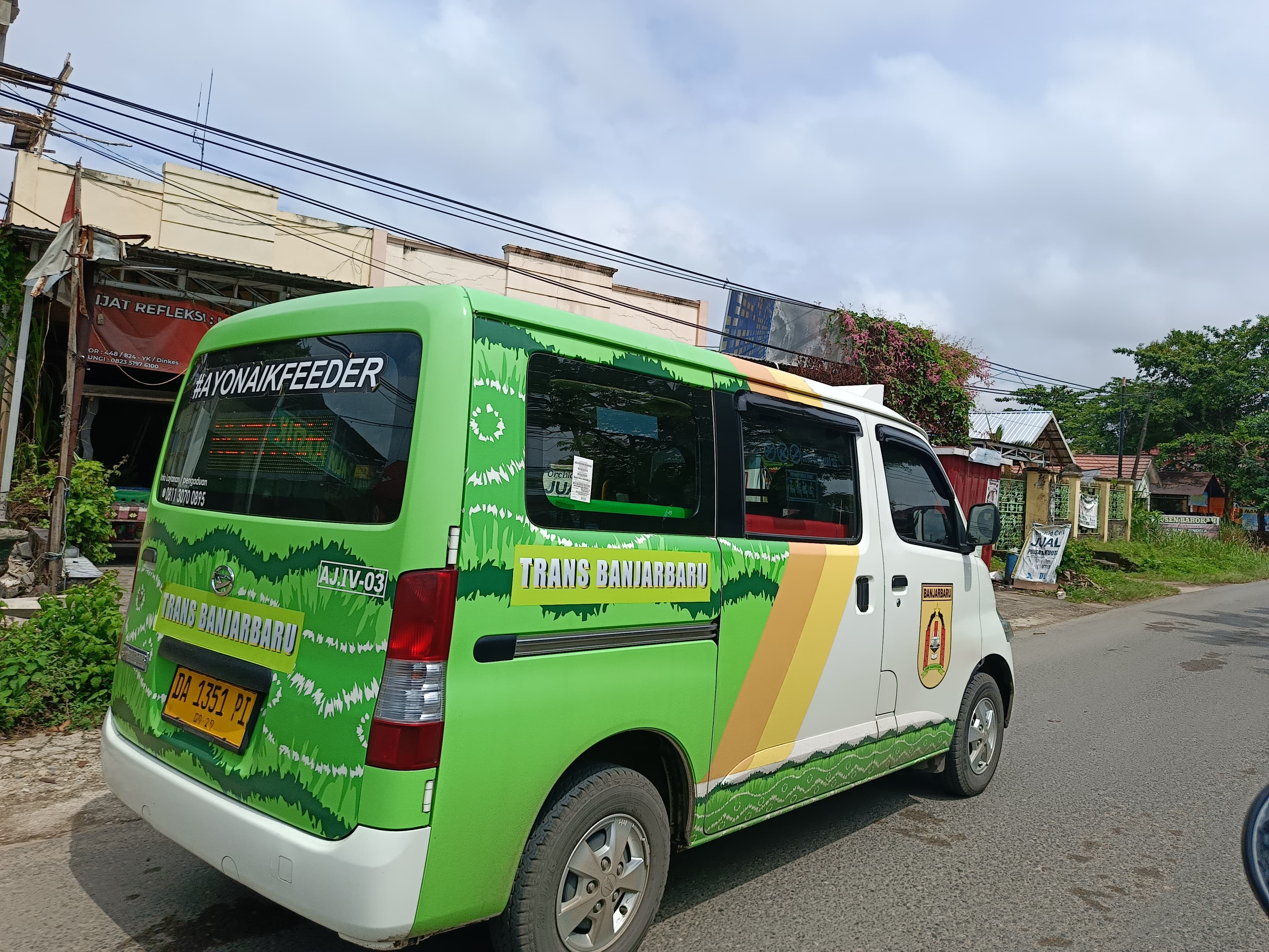 Mengaspal: angkutan feeder Trans Banjarbaru terus layani warga Banjarbaru (Sheilla Farazela/Radar Banjarmasin)