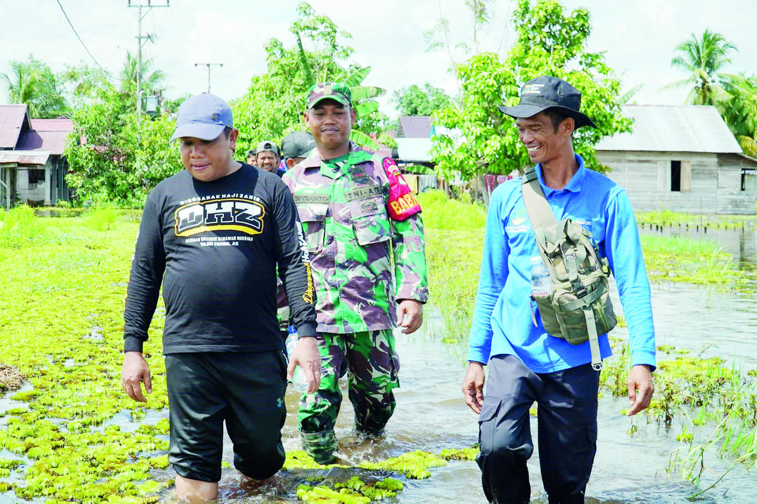 TINJAU BANJIR: Anggota DPRD HST, Yajid Fahmi (baju hitam) saat meninjau banjir di Desa Kayu Rabah.