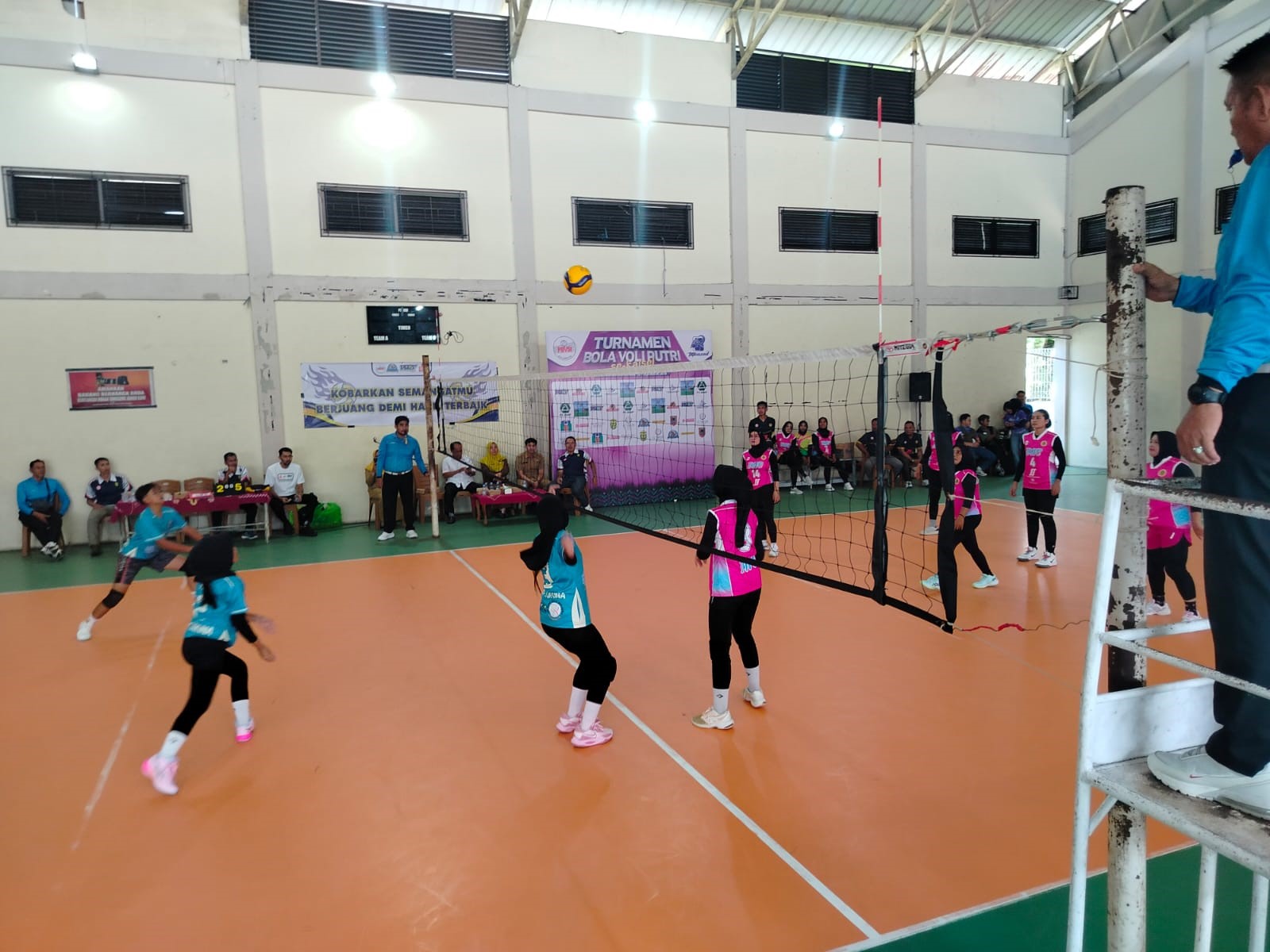 PERTAMA: Salah satu pertandingan pada Turnamen Bola Voli Putri se Kalimantan Selatan yang digelar di GOR SKB Mulawarman Banjarmasin.