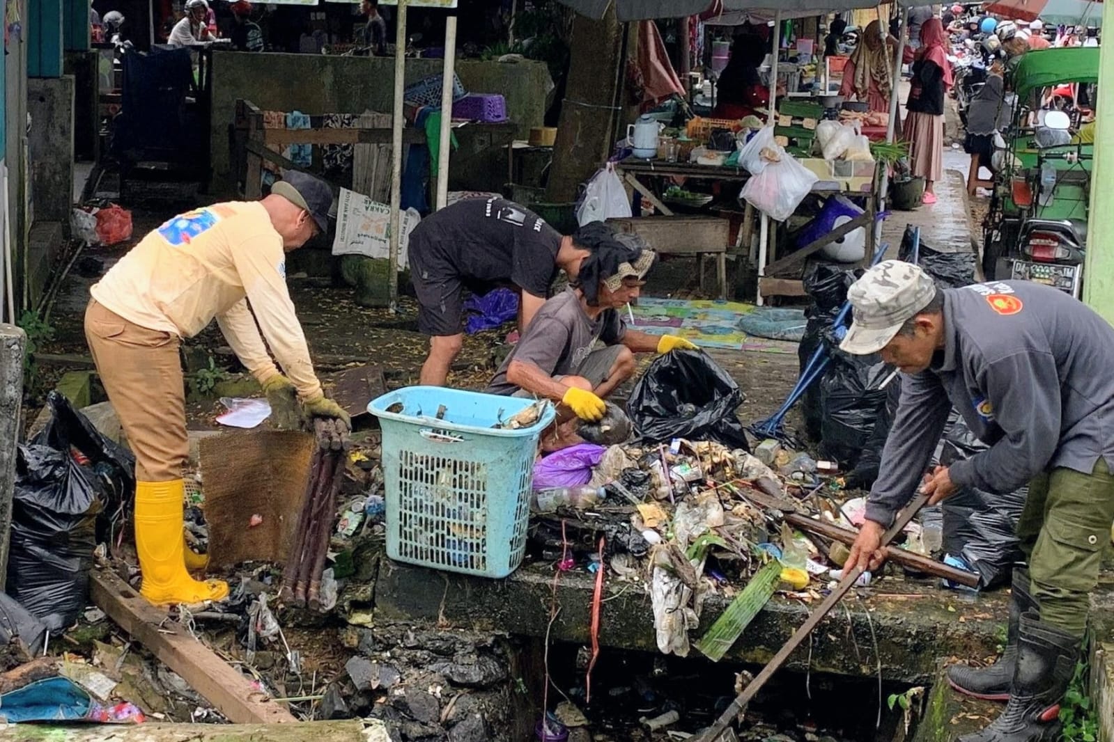 JOROK: Tumpukan sampah rumah tangga dari Sungai Kali Mati, Martapura yang sempat menutup aliran air.