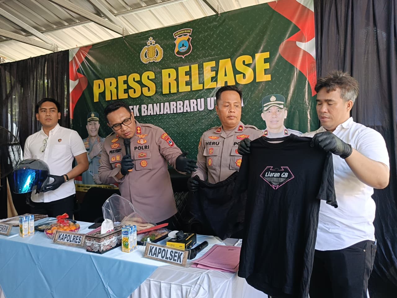 UNGKAP KASUS: Kepolisian saat menampilkan barang bukti kejadian dari pelaku cabul terhadap mahasiswi di Banjarbaru.