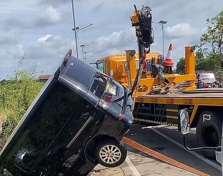 INSIDEN: Mobil tercebur di Jalan Tol Amuntai, Kabupaten Hulu Sungai Utara (HSU) dengan kondisi menindih kabel listrik bertegangan tinggi, Rabu (14/1/2025).