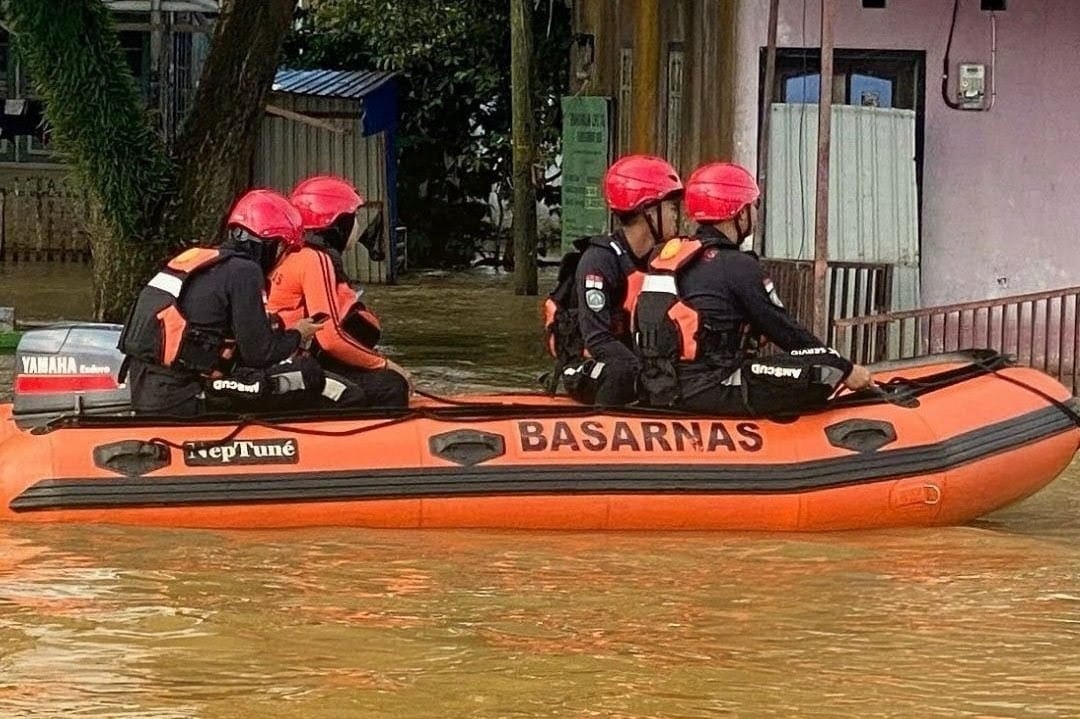 PENYISIRAN: Tim SAR gabungan menyisir Sungai Martapura menggunakan rubber boat dan speed boat saat operasi pencarian santri dari Paser Kaltim yang diduga tenggelam, Rabu (14/1/2026) pagi.