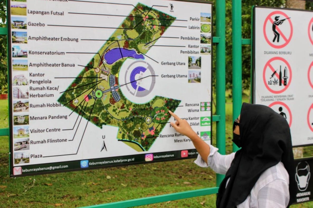 LIHAT PETA: Pengunjung sedang melihat venue yang disediakan di Kebun Raya Banua. Tiket masuk sedang diusulkan untuk mencapai target PAD.