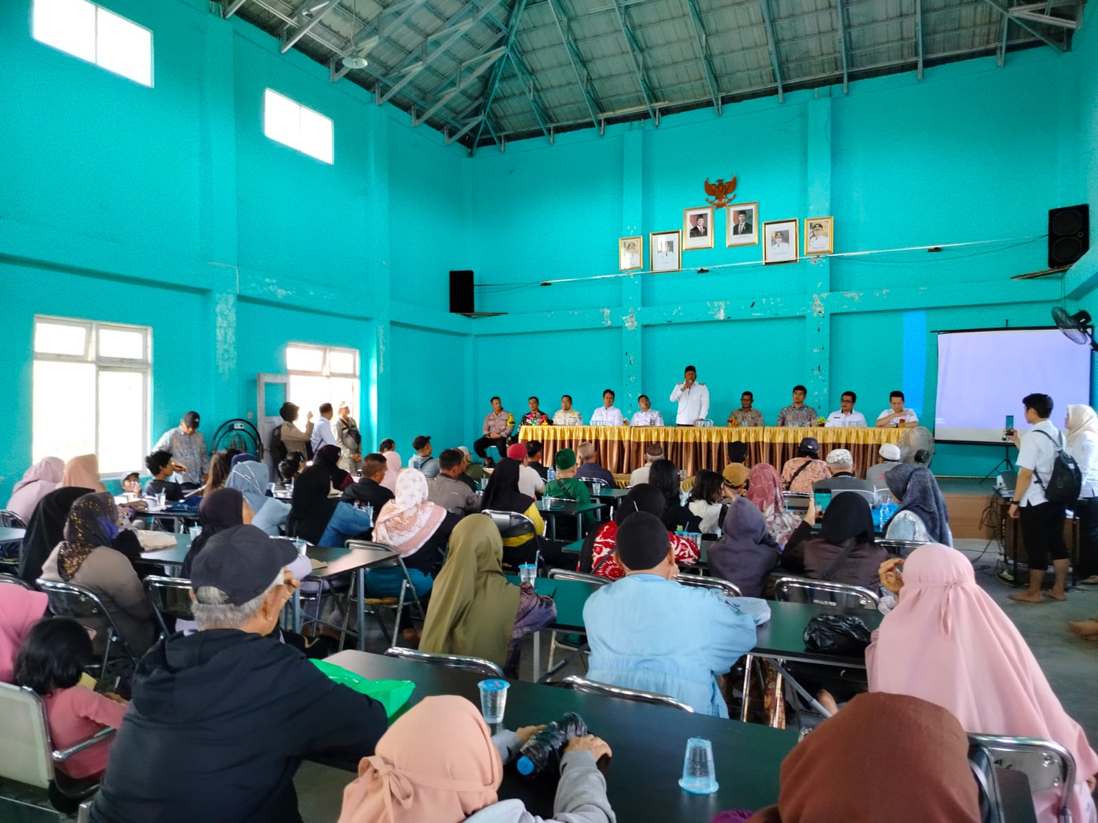 BUKAN DIGUSUR: Bupati Batola Bahrul Ilmi menyampaikan penjelasan terkait normalisasi anak sungai di Alalak.