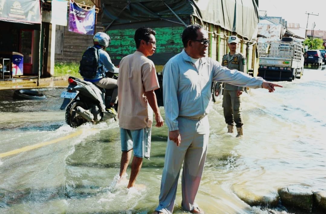 MOMEN: Bupati HSU H Sahrujani saat meninjau jalan yang terendam air luapan sungai di Desa Kandang Halang, Kecamatan Amuntai Tengah.