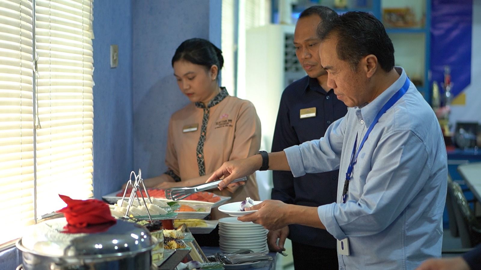 MENCICIPI: Direktur Utama Radar Banjarmasin Suriansyah Achmad mencicipi sajian menu spesial, didampingi Senior General Manager Rattan Inn Banjarmasin Mappa Daeng.