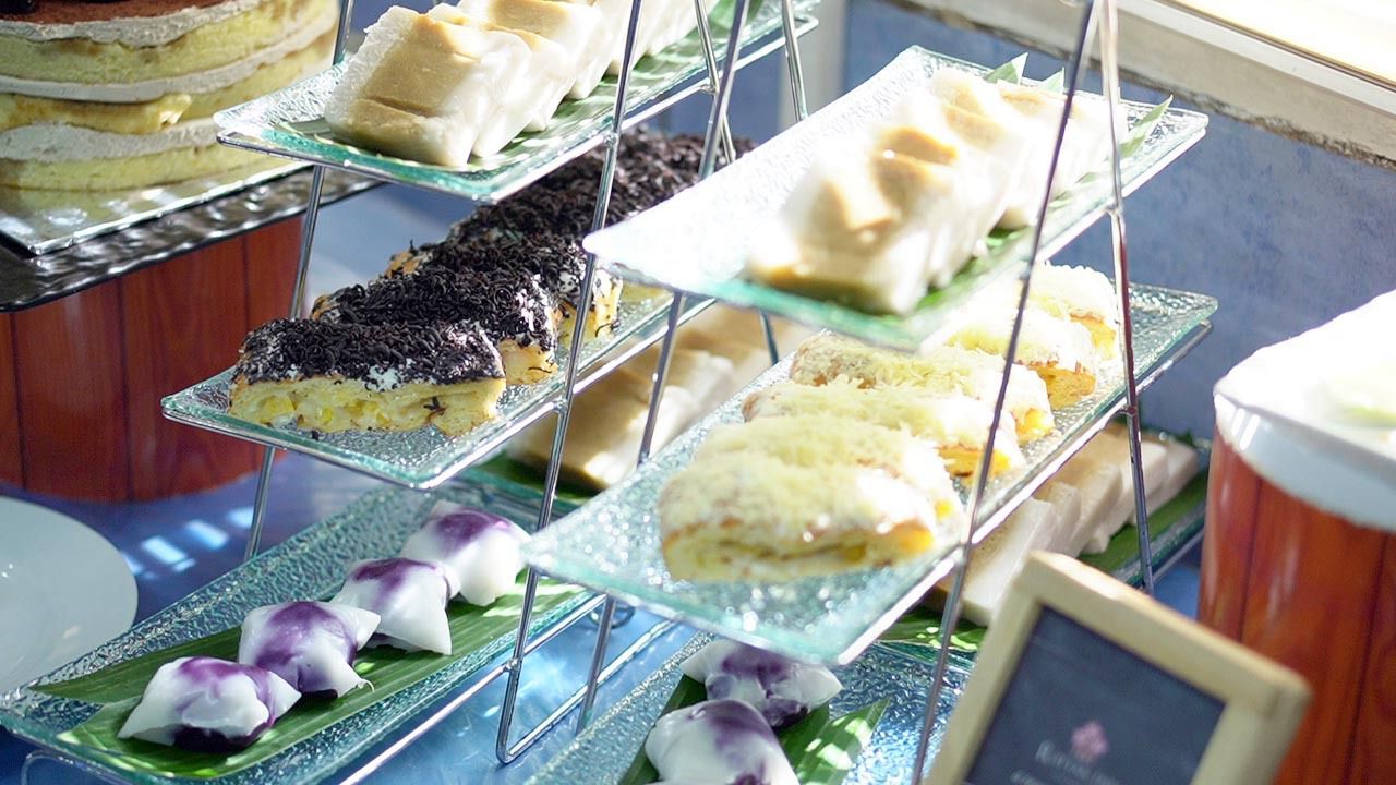 ANEKA KUE: Berbagai jenis kue basah juga mewarnai buffet menu coffe morning di Gedung Biru itu.