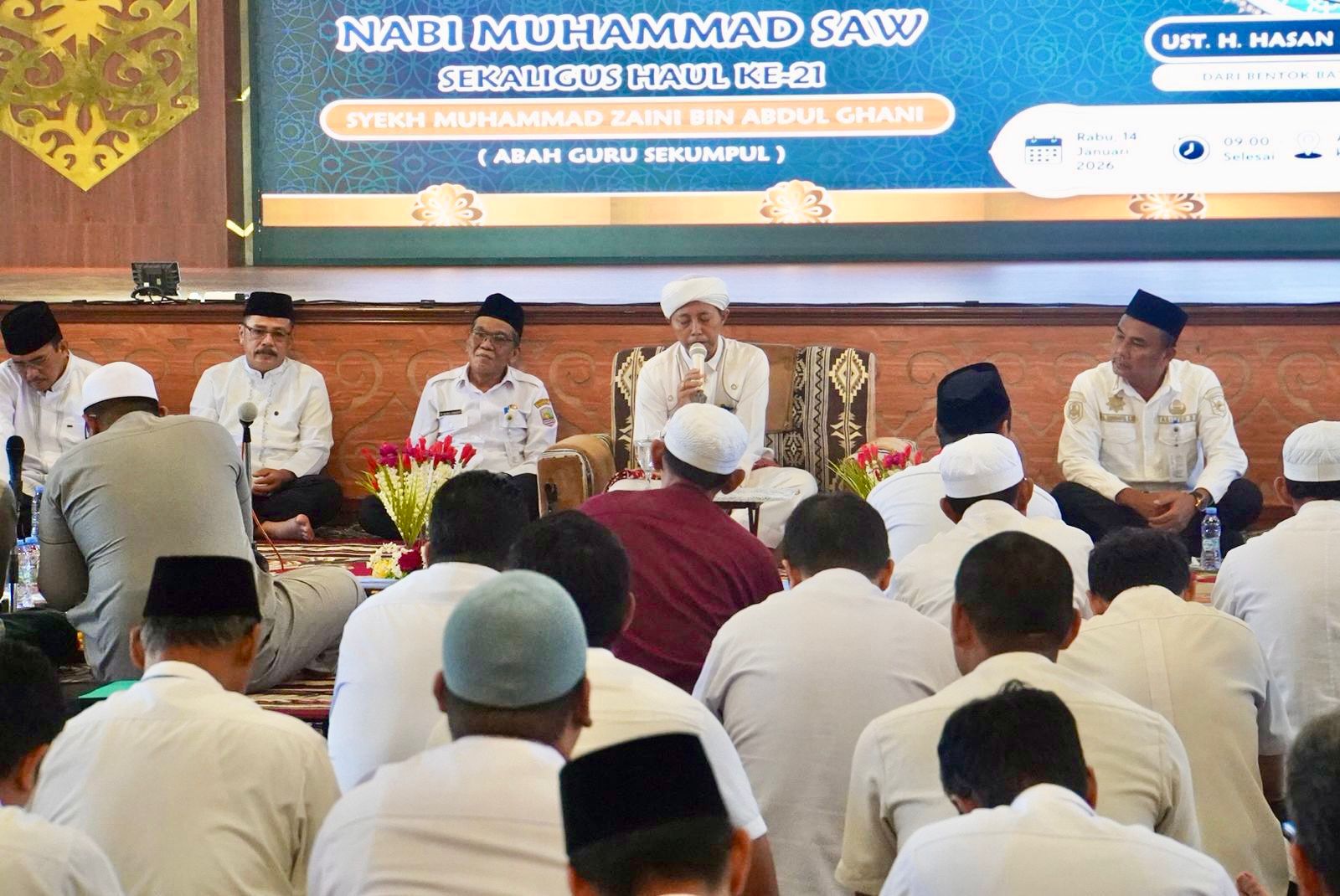 KHIDMAT: Suasana peringatan Isra Mikraj dan Haul Guru Sekumpul di lingkungan Kantor Bupati Kotabaru.