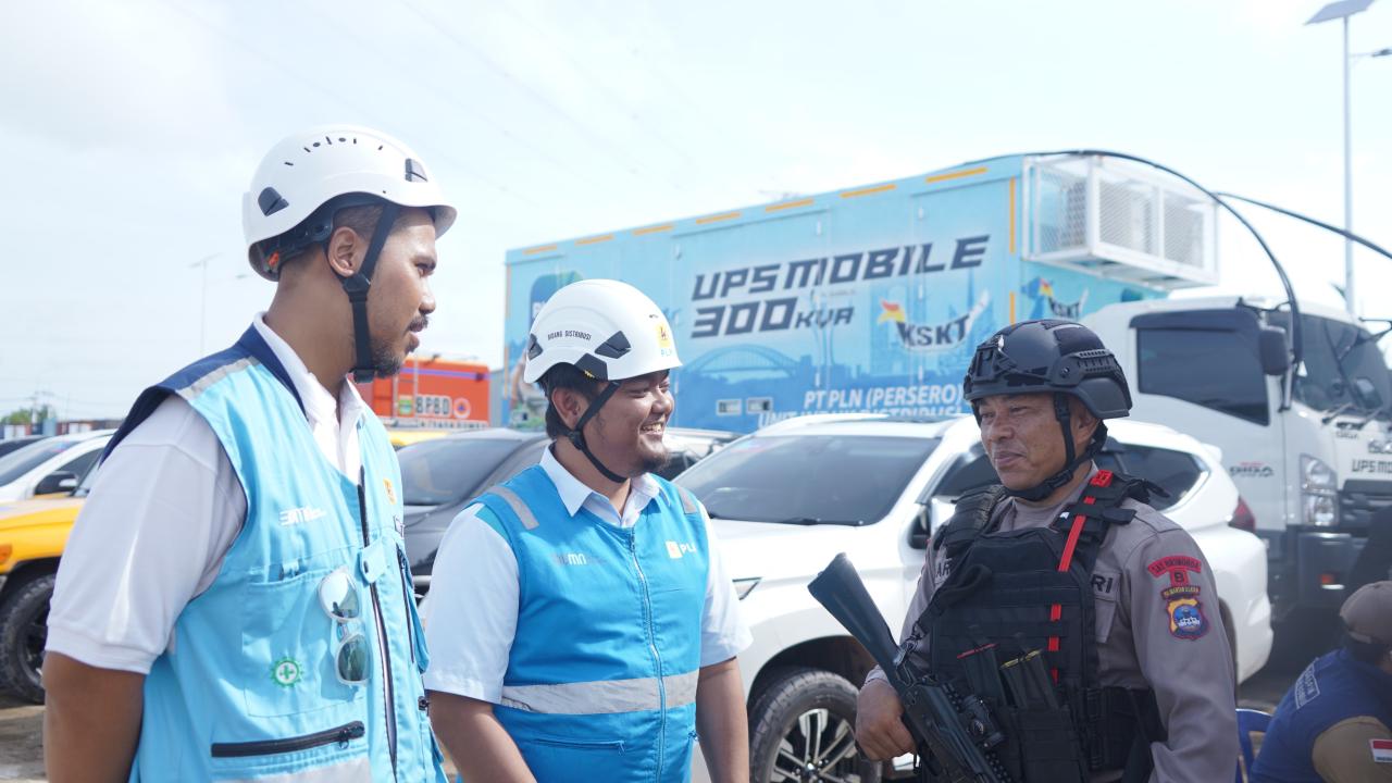 SIAGA: Kolaborasi petugas PLN dan Polri dalam menjaga keandalan listrik pada saat momen acara kenegaraan. (Foto: PLN)